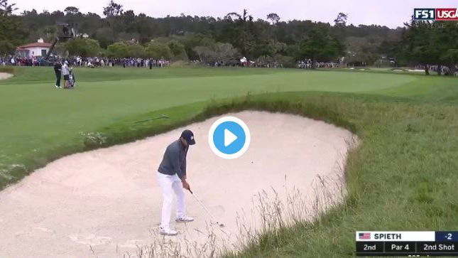 Jordan Spieth hits hidden rake coming out the bunker